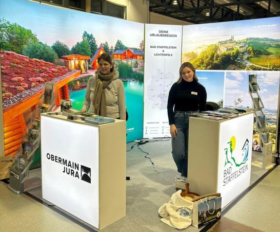Anna Wittig (links) von der Tourismusregion Obermain.Jura und Jule Friedrich von der Tourist Information Bad Staffelstein informierten die Besucherinnen und Besucher über die vielfältigen Urlaubsangebote der Region – von der Obermain Therme bis zu Rad- und Mountainbike-Trails.