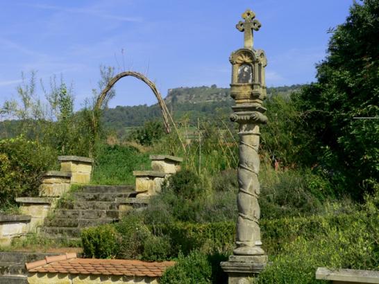 Blick auf Staffelberg, Marterl im Vordergrund   